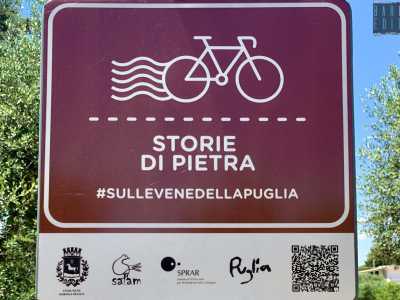 Ma la segnaletica del tragitto denota anche una curiosa alternanza tra la tecnologia moderna e i metodi rudimentali di una volta. Aggiriamo la sbarra e avvistiamo infatti prima un nuovo cartello riportante l'hashtag #sullevenedellapuglia e un codice qr